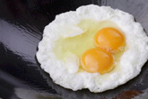 原來這樣煎蛋就不沾鍋