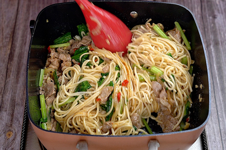 沙茶大麵炒，一鍋到底好滋味！