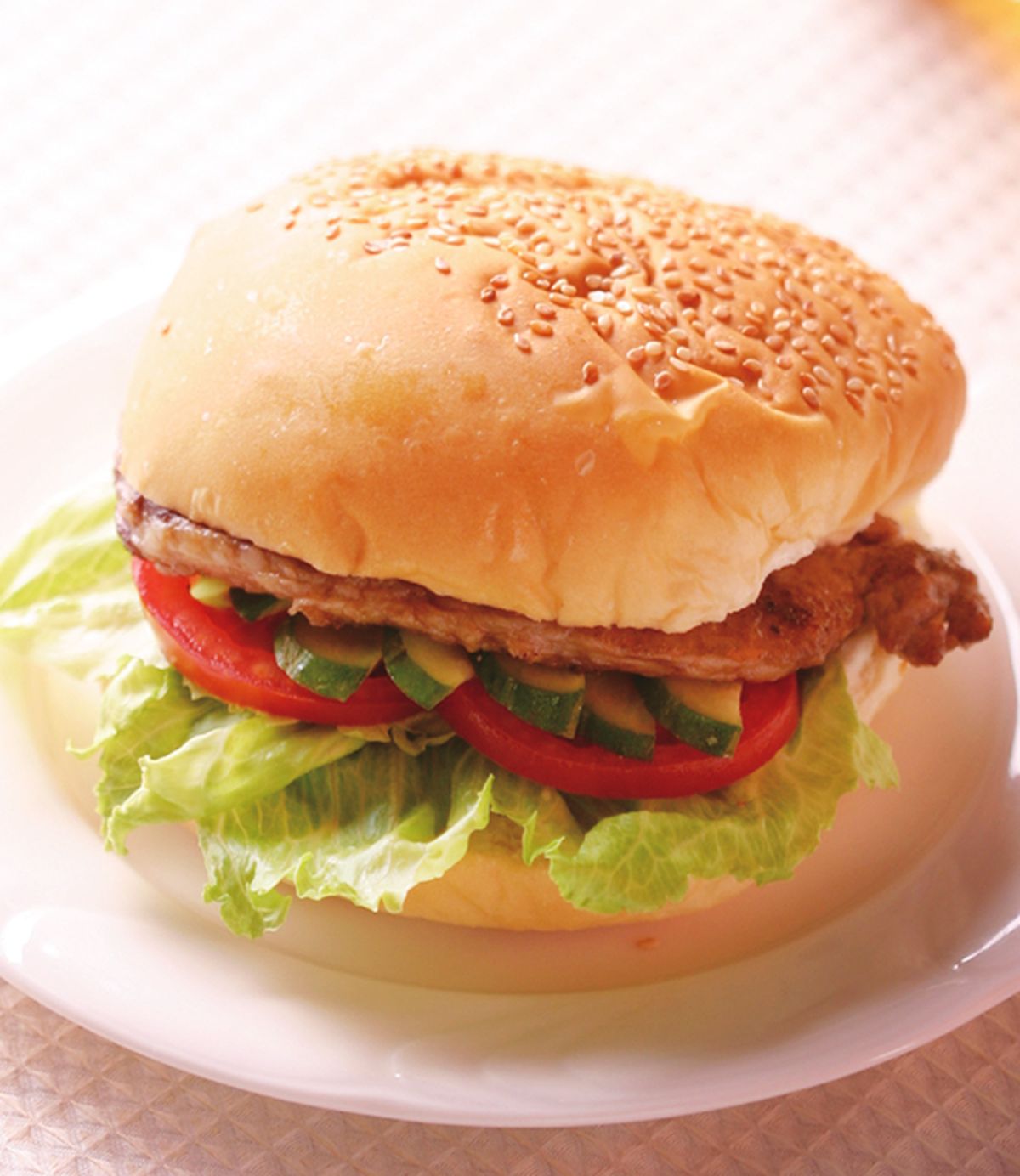 丹丹漢堡全新推出香檸吉司豬排堡！用檸檬香讓漢堡變得更清爽啦！