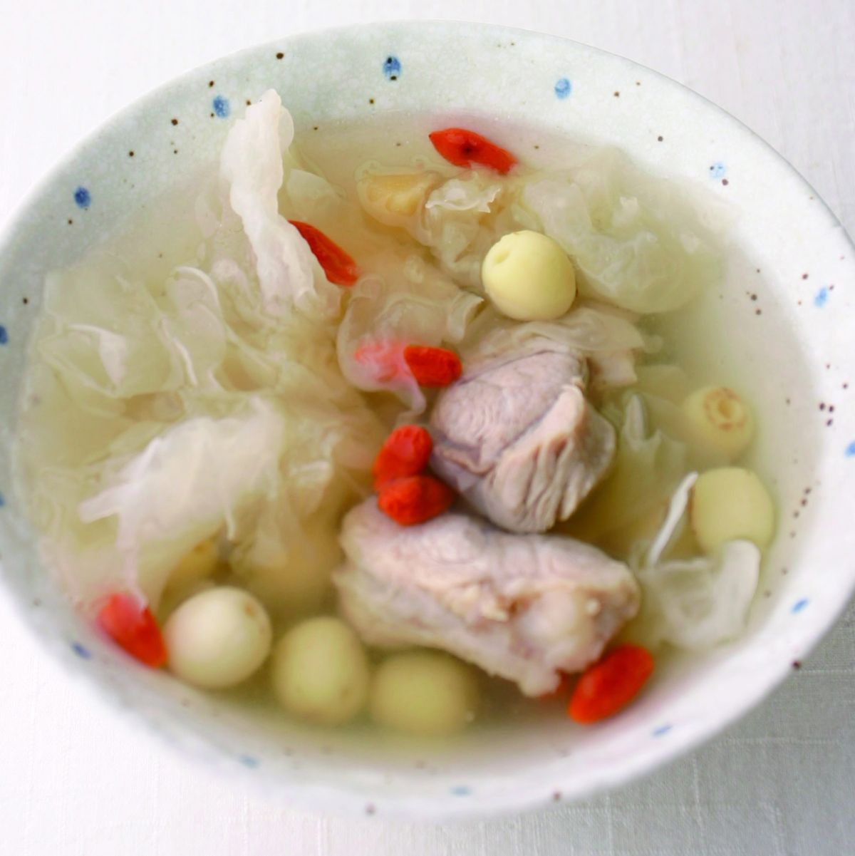 食譜:蓮子雪耳瘦肉湯